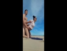 fantástico sexo en la playa pública con esposa