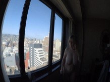 Tetona gilf desnuda con vistas a la ciudad