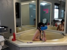 Vídeo privado de una pequeña morena masturbándose con grandes consoladores y VR en la bañera con grandes espejos
